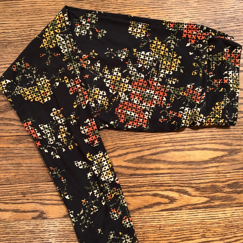 Tall and curvy digital rose print leggings